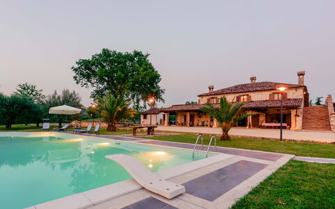 Villa Pagannoni: Agua, Cielo, Planta, Edificio, Árbol, Piscina, Mueble Para Exteriores, Arquitectura, Arecales, Barrio Residencial