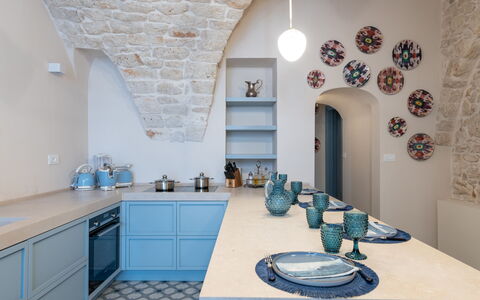 Dimora Cocchi: Propiedad, Mueble, Gabinetes, Azur, Mostrador, Azul, Diseño De Interiores, Arquitectura, Fregadero, Cocina