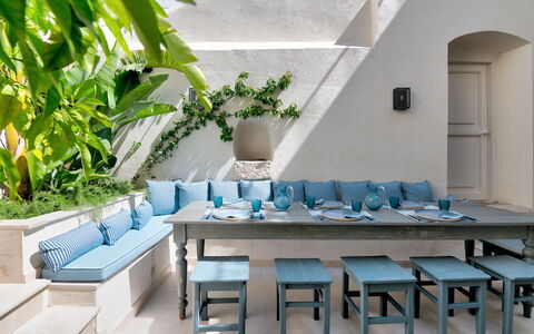 Dimora Cocchi: Mesa, Mueble, Planta, Propiedad, Silla, Azur, Edificio, Planta De Casa, Diseño De Interiores, Pared