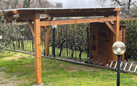 Fienile Di Fabio - Colline Fiorentine Vaiano, Tosc: Madera, Jardín, Manchas De Madera, Patio Interior, Sombra, Madera Dura, Estructura Al Aire Libre, Edificios Del Jardín, Pérgola, Paisajismo