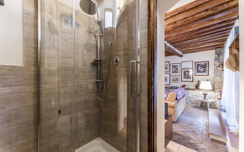 Fienile Di Fabio - Colline Fiorentine Vaiano, Tosc: Arreglo De Tubería, Puerta De La Ducha, Baño, Madera, Grifo, Ducha, Diseño De Interiores, Alcachofa De La Ducha, Suelo