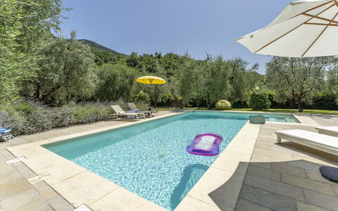 Fienile Di Fabio - Colline Fiorentine Vaiano, Tosc: Agua, Cielo, Planta, Propiedad, Piscina, Azur, Mueble Para Exteriores, Árbol, Edificio, Sombra
