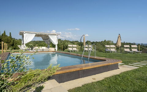 Villa Zara: Agua, Cielo, Planta, Piscina, Azur, Nube, Árbol, Sombra, Hierba, Diseño Urbano