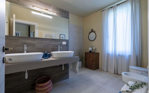 Villa Zara: Espejo, Lavabo, Grifo, Arreglo De Tubería, Azur, Planta, Edificio, Madera, Cortina, Baño