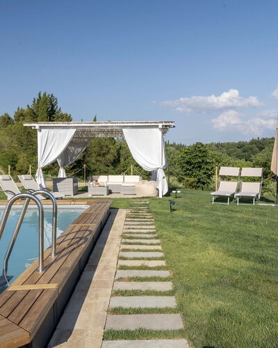 Villa Zara: Agua, Cielo, Planta, Nube, Propiedad, Sombra, Piscina, Árbol, Mueble Para Exteriores, Hierba