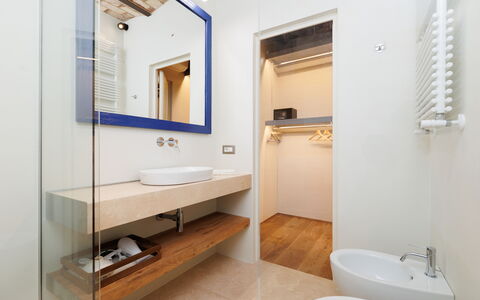 Casa Novecento: Espejo, Grifo, Arreglo De Tubería, Lavabo, Propiedad, Lavabo Del Baño, Baño, Diseño De Interiores, Arquitectura