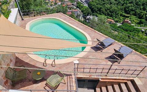 Belvedere, House With Private Pool And Garden, Rec: Edificio, Propiedad, Agua, Planta, Verde, Piscina, Mueble Para Exteriores, Sombra, Madera, Árbol