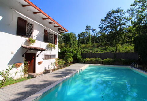 Pupa House: Agua, Planta, Cielo, Edificio, Piscina, Azur, Árbol, Ocio, Sombra, Barrio Residencial