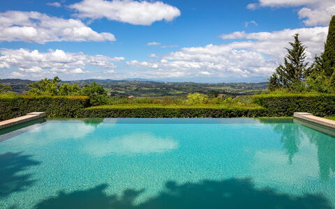 Castello Di Quarate: Agua, Nube, Cielo, Los Recursos Hídricos, Piscina, Paisaje Natural, Azur, Planta, Árbol, Rectángulo