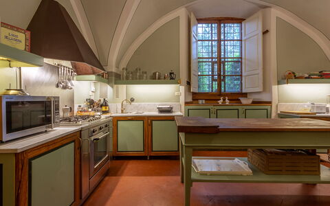 Castello Di Quarate: Propiedad, Gabinetes, Mueble, Mostrador, Ventana, Madera, Cocina, Aparato De Cocina, Estufa De Cocina, Encendiendo