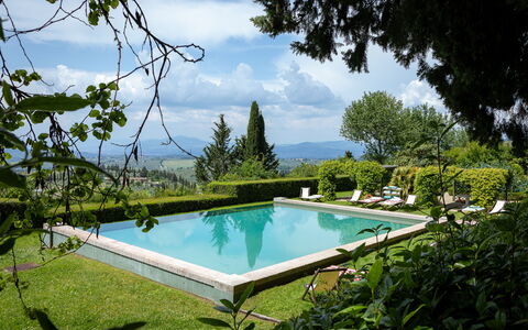 Castello Di Quarate: Agua, Cielo, Planta, Nube, Propiedad, Piscina, Naturaleza, Árbol, Paisaje Natural, Ocio