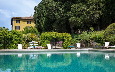 Castello Di Quarate: Agua, Planta, Edificio, Cielo, Árbol, Paisaje Natural, Silla, Nube, Mueble Para Exteriores, Piscina