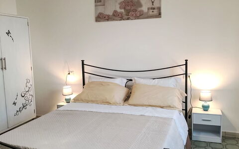 Patrizia: Cama, Habitación, Lecho, Mueble, Sábana, Linos, Diseño De Interiores, Suelo, Marco De La Cama, Piso