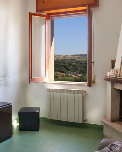 Patrizia: Planta, Propiedad, Edificio, Ventana, Planta De Casa, Marco, Comodidad, Diseño De Interiores, Madera, Maceta