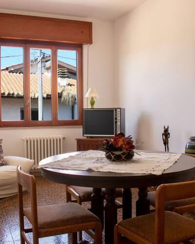 Patrizia: Mesa, Marco, Propiedad, Mueble, Planta, Madera, Ventana, Diseño De Interiores, Arquitectura, Suelo