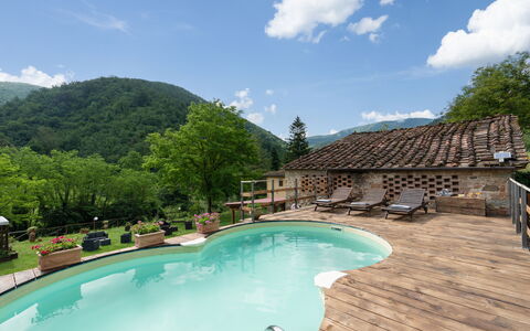 Locanda Di Alberi Without Kitchen: Agua, Nube, Cielo, Propiedad, Piscina, Árbol, Planta, Edificio, Montaña, Paisaje Natural