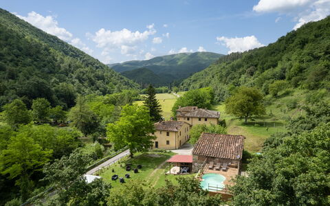 Locanda Di Alberi Without Kitchen: Cielo, Nube, Planta, Montaña, Edificio, Ventana, Árbol, Paisaje Natural, Tierras Altas, Casa