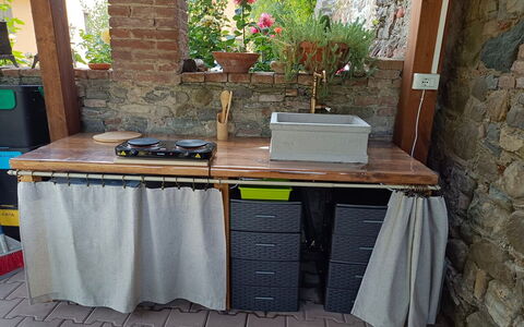 Locanda Di Alberi Without Kitchen: Madera, Cocina, Mostrador, Manchas De Madera, Aparato De Cocina, Fregadero, Planta De Casa, Arreglo De Tubería, Estufa De Cocina, Electrodoméstico