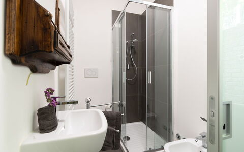 Casa Serra: Espejo, Grifo, Arreglo De Tubería, Propiedad, Lavabo, Lavabo Del Baño, Baño, Edificio, Encendiendo, Diseño De Interiores
