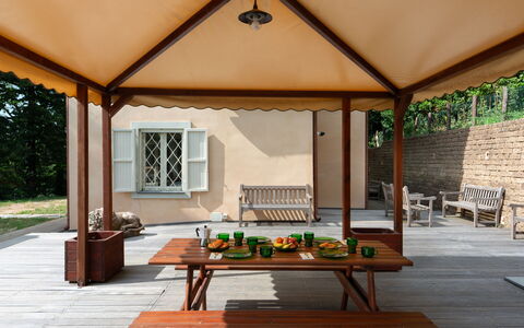 Casa Serra: Mueble, Propiedad, Mesa, Edificio, Planta, Ventana, Madera, Mueble Para Exteriores, Sombra, Diseño De Interiores