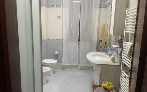 Villa Castelnuovo: Lavabo, Edificio, Espejo, Grifo, Arreglo De Tubería, Lavabo Del Baño, Baño, Púrpura, Suelo