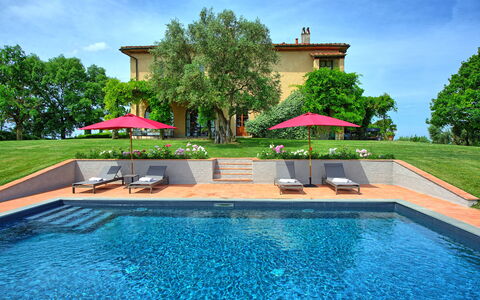 Villa Marliana: Agua, Cielo, Planta, Nube, Propiedad, Piscina, Árbol, Azur, Azul, Sombra