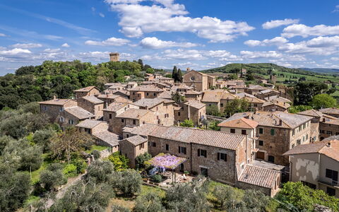 Monticchiello Apartment With Garden, Wifi, Pienza,: Nube, Cielo, Planta, Edificio, Tiempo De Día, Árbol, Casa, Ventana, Paisaje Natural, Paisaje