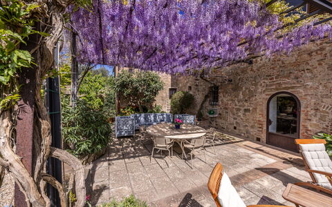 Monticchiello Apartment With Garden, Wifi, Pienza,: Planta, Mueble, Edificio, Flor, Mesa, Púrpura, Árbol, Mueble Para Exteriores, Luz De La Calle, Silla