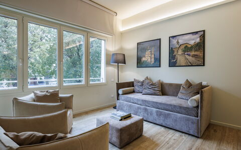 Betty Florence Charming Modern Apartment Near Piaz: Sofá, Propiedad, Mueble, Marco, Madera, Diseño De Interiores, Encendiendo, Ventana, Suelo, Sombra