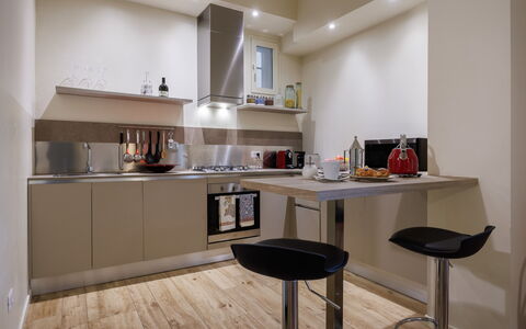 Betty Florence Charming Modern Apartment Near Piaz: Gabinetes, Mueble, Edificio, Mostrador, Madera, Diseño De Interiores, Piso, Suelo, Mesa, Cocina