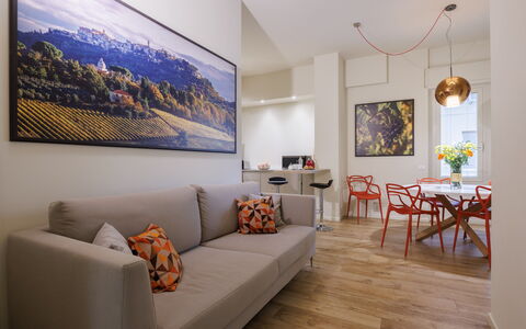 Betty Florence Charming Modern Apartment Near Piaz: Marco, Mueble, Propiedad, Sofá, Mesa, Naranja, Diseño De Interiores, Planta, Comodidad, Sala