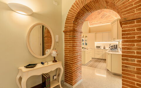 Charming Apartment Cartoni - Città Della Pieve, Um: Espejo, Mueble, Propiedad, Edificio, Diseño De Interiores, Mesa, Piso, Suelo, Madera, Ladrillo