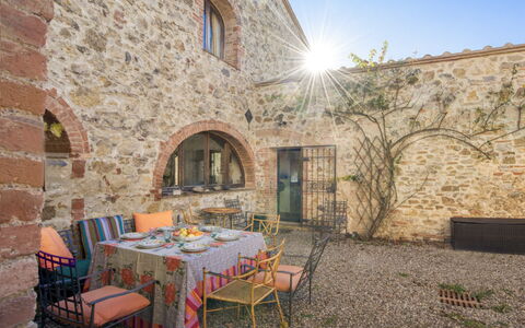 Lina - Podere Ribatti - Casole D'elsa, Toscana: Mesa, Propiedad, Cielo, Mueble, Ventana, Edificio, Silla, Diseño De Interiores, Planta, Mesa Al Aire Libre