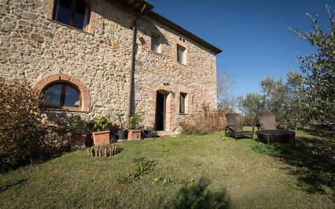 Alice - Podere Ribatti - Casole D'elsa, Toscana: Planta, Propiedad, Cielo, Ventana, Hierba, Paisaje Natural, Edificio, Cabaña, Área Rural, Paisaje