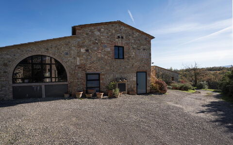 Alice - Podere Ribatti - Casole D'elsa, Toscana: Cielo, Propiedad, Planta, Ventana, Edificio, Nube, El Terreno Del Lote, Superficie De La Carretera, Paisaje, Fachada