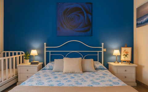 Rifugio a Tisiddu: Mueble, Azul, Cama, Diseño De Interiores, Habitación, Pared, Madera, Lecho, Suelo, Piso