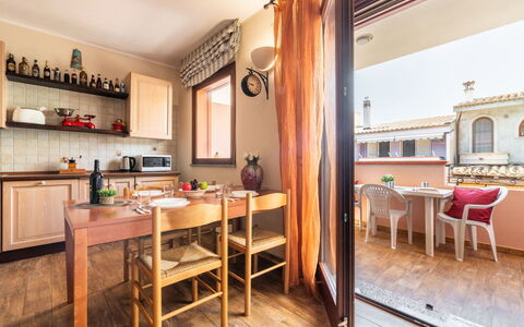Rifugio a Tisiddu: Mesa, Mueble, Propiedad, Madera, Encendiendo, Edificio, Gabinetes, Diseño De Interiores, Silla, Ventana