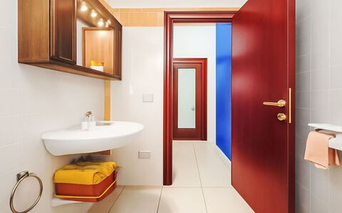 L'Oasi della Gatta Panciona: Piso, Madera, Diseño De Interiores, Suelo, Techo, Habitación, Puerta, Arreglo De Tubería, Baño, Departamento