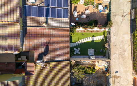Porru: Edificio, Tiempo De Día, Propiedad, Cielo, Agua, Planta, Ventana, Piscina, Árbol, Diseño Urbano