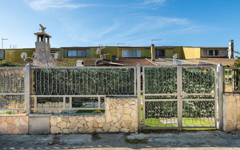 Porru: Edificio, Tiempo De Día, Propiedad, Cielo, Agua, Planta, Ventana, Piscina, Árbol, Diseño Urbano