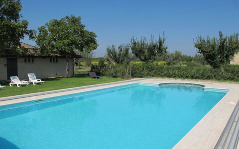 Villa Assisi: Agua, Cielo, Propiedad, Planta, Piscina, Azur, Sombra, Rectángulo, Edificio, Árbol