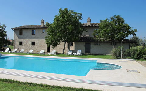 Villa Assisi: Cielo, Agua, Planta, Edificio, Árbol, Sombra, Hierba, Rectángulo, Ocio, Material Compuesto