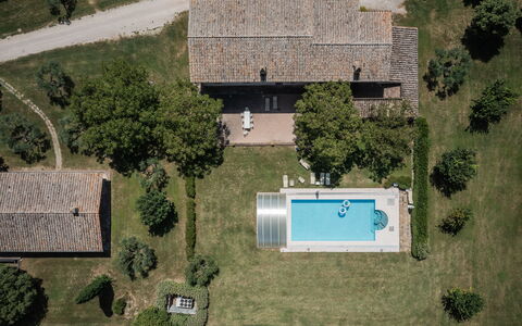 Villa Assisi: Propiedad, Edificio, Planta, Árbol, El Terreno Del Lote, Diseño Urbano, Hierba, Casa, Biome, Barrio Residencial