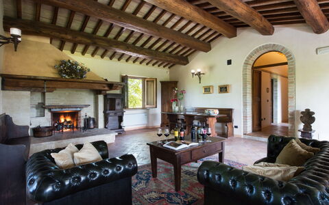 Villa Assisi: Sofá, Propiedad, Mueble, Marco, Diseño De Interiores, Madera, Sala, Suelo, Planta De Casa, Mesa