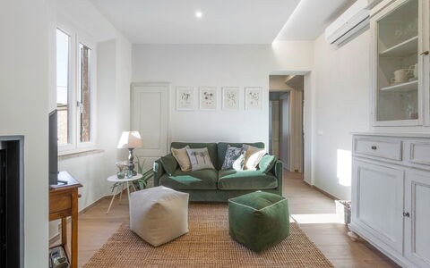 Il Nespolo Charming Apartment Fonterutoli - Siena,: Mueble, Propiedad, Gabinetes, Comodidad, Madera, Marco, Diseño De Interiores, Suelo, Cajón, Piso