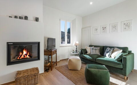Il Nespolo Charming Apartment Fonterutoli - Siena,: Propiedad, Marco, Mueble, Sofá, Comodidad, Madera, Diseño De Interiores, Sala, Suelo, Piso