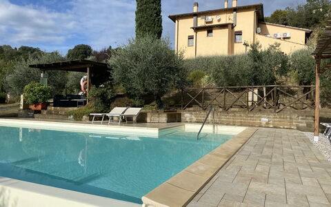 Villa Le Ripe - Gambassi Terme, Toscana: Agua, Cielo, Edificio, Nube, Azur, Árbol, Piscina, Planta, Sombra, Barrio Residencial