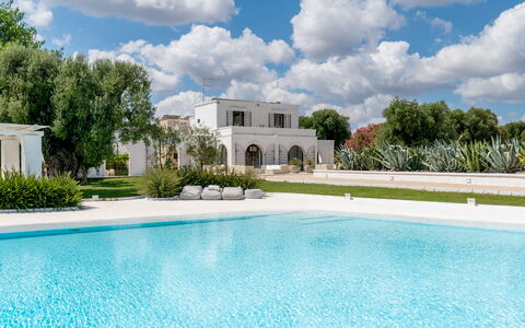 Masseria Isaia: Agua, Nube, Cielo, Planta, Propiedad, Edificio, Azur, Árbol, Piscina, Hierba