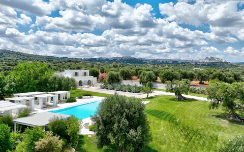 Masseria Isaia: Nube, Cielo, Planta, Agua, Tiempo De Día, Edificio, Naturaleza, Árbol, Azur, Paisaje Natural