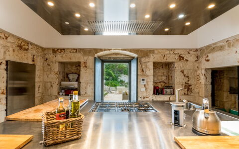 Masseria Isaia: Mesa, Mueble, Planta, Mostrador, Planta De Casa, Diseño De Interiores, Madera, Cocina, Silla, Sala